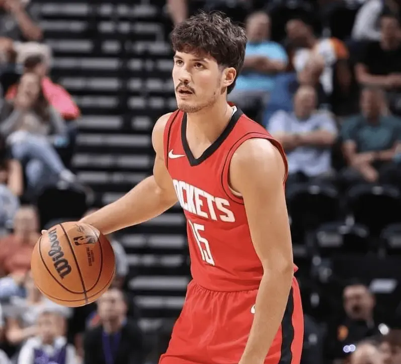 巴西男篮完胜美国男篮，波尔津吉斯送出助攻