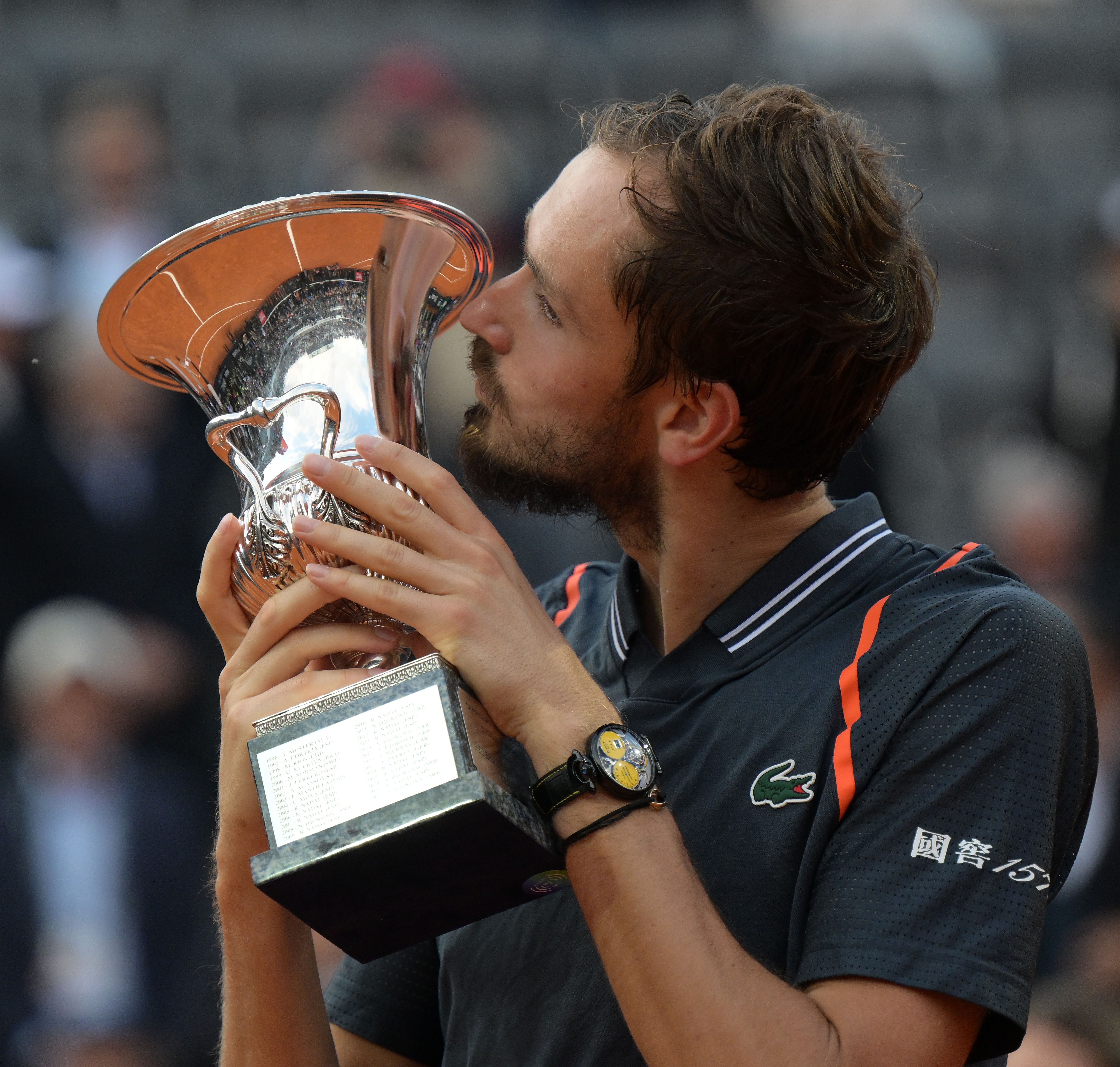 意大利网球队横扫欧洲网球队，梅德韦杰夫关键制胜