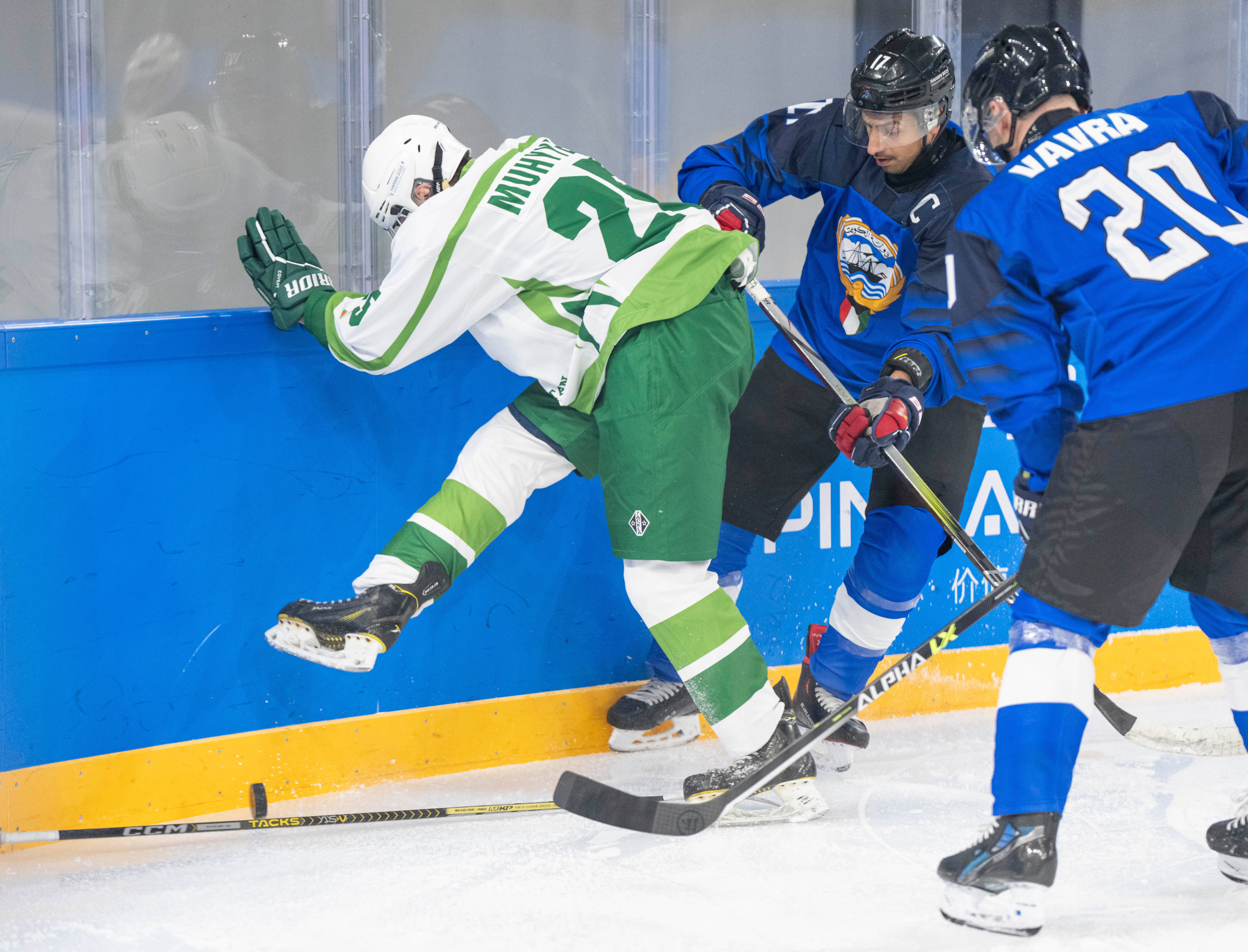 冰球明星选手受伤退赛,引发热议 冰球明星选手受伤退赛,引发热议